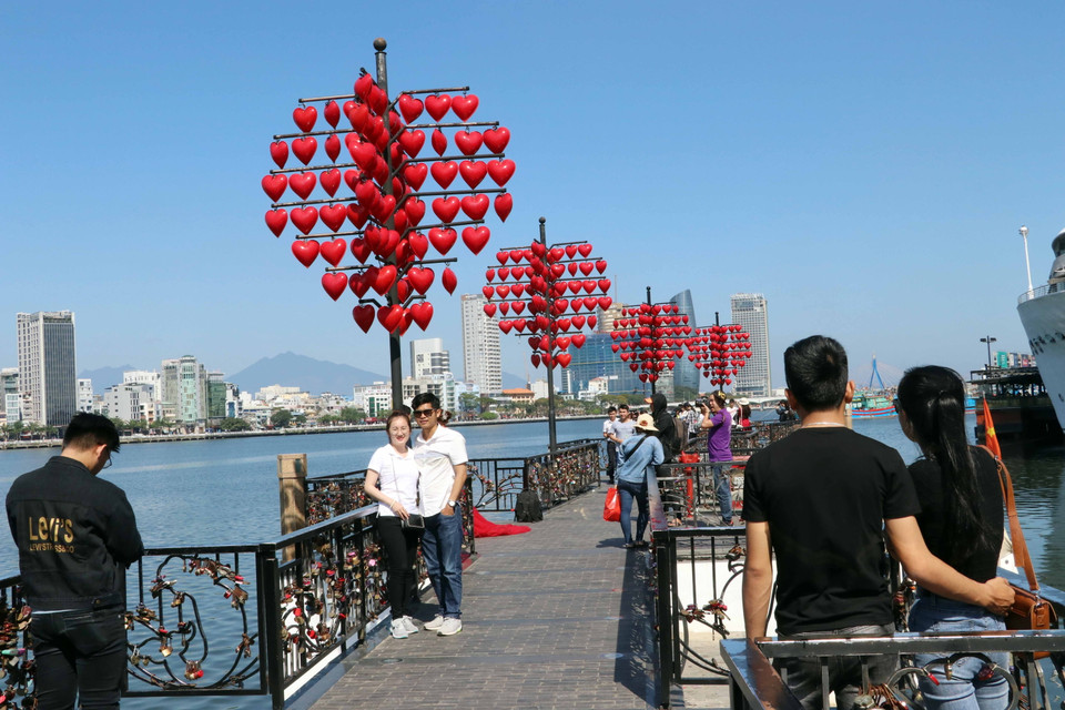 Từ cầu Tình yêu, du khách có thể ngắm nhìn toàn cảnh thành phố bên bờ sông Hàn với những cây cầu độc đáo của Đà Nẵng. (Ảnh: Song Thư/Vietnam+)