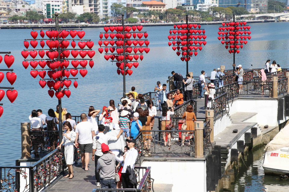 Ccầu Tình yêu được các đôi trẻ chọn là nơi thể hiện tình yêu ngọt ngào. (Ảnh: Song Thư/Vietnam+)