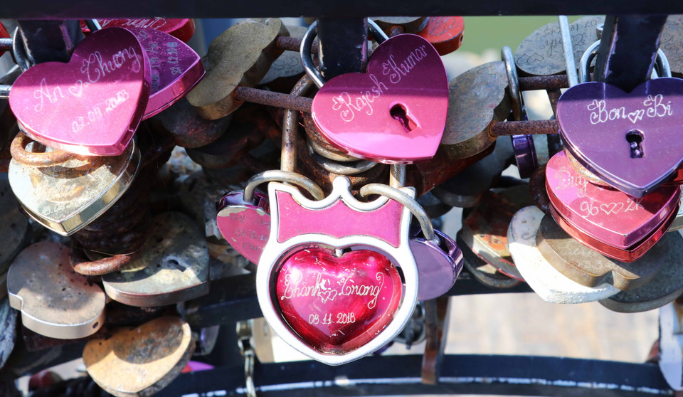 ...trao nhau những bó hồng đỏ thắm, thanh sô cô la ngọt ngào, hay các cặp đôi chọn là nơi chụp ảnh cưới, để ghi lại những khoảng khắc của ngày hạnh phúc. (Ảnh: Song Thư/Vietnam+)