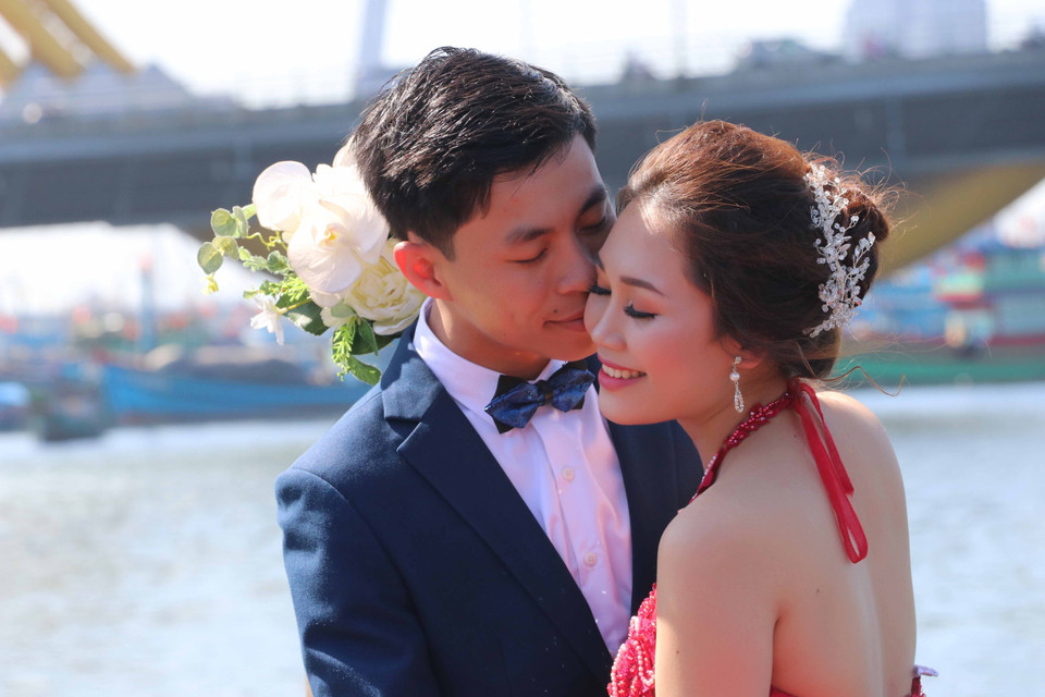 ...trao nhau nụ hôn lãng mạng trong ngày lễ tình nhân 14/2 trên cầu Tình yêu. (Ảnh: Song Thư/Vietnam+)