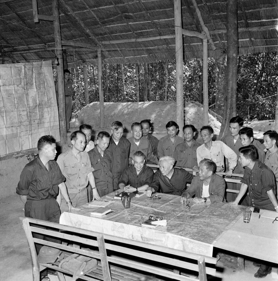 Bộ Chỉ huy Chiến dịch Hồ Chí Minh tại căn cứ Tà Thiết-Lộc Ninh, trong đó Trung tướng Lê Đức Anh là Phó Tư lệnh cùng với các đồng chí Thượng tướng Trần Văn Trà, Trung tướng Đinh Đức Thiện và Trung tướng Lê Trọng Tấn. Trong Chiến dịch này, Trung tướng Lê Đức Anh chỉ huy cánh quân tiến công trên hướng Tây - Tây Nam Sài Gòn (đoàn 232), một trong năm cánh quân của trận quyết chiến chiến lược cuối cùng. (Ảnh: TTXVN)