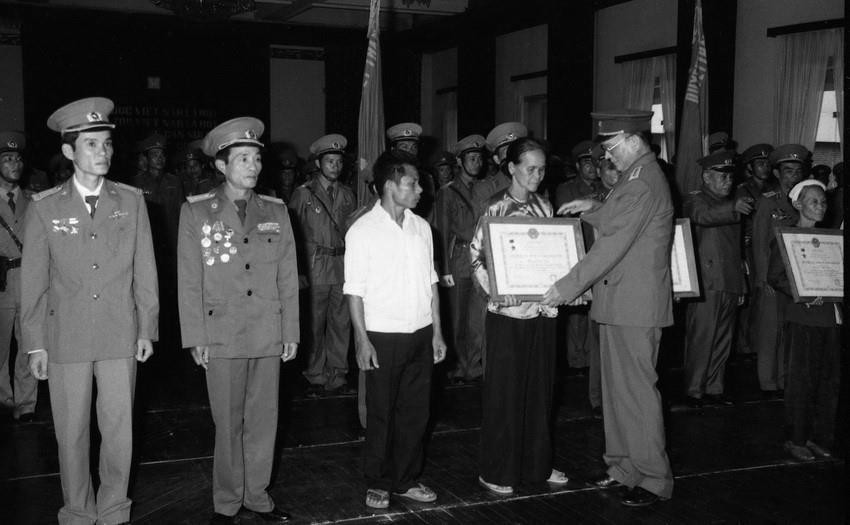 Đại tướng, Bộ trưởng Quốc phòng Lê Đức Anh trao tặng Danh hiệu Anh hùng lực lượng vũ trang cho 3 đơn vị và trao 8 Huân chương Quân công hạng Nhất cho cán bộ, chiến sỹ và đại diện các gia đình có người thân hy sinh trong khi làm nhiệm vụ quốc tế tại Campuchia. (Ảnh: Minh Điền/TTXVN)