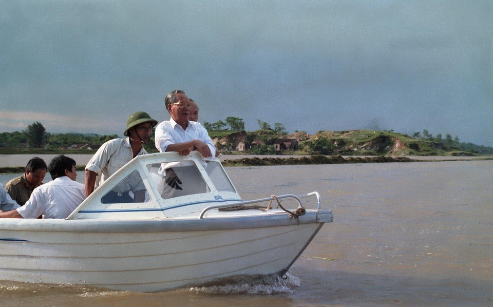 Chủ tịch nước Lê Đức Anh đi kiểm tra tình hình lũ lụt và bảo vệ đê điều ở xã Đức Long, huyện Quế Võ, tỉnh Hà Bắc (nay thuộc tỉnh Bắc Ninh), ngày 24/8/1996. (Ảnh: Cao Phong/TTXVN)