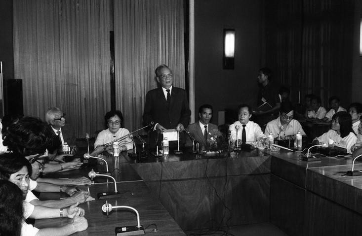 Trong ảnh: Chủ tịch nước Lê Đức Anh, Thủ tướng Võ Văn Kiệt, Chủ tịch Quốc hội Nông Đức Mạnh, Phó Chủ tịch nước Nguyễn Thị Bình gặp mặt báo chí trong nước và quốc tế, công bố kết quả bầu cử các đồng chí lãnh đạo Nhà nước và Quốc hội, chiều 24/9/1992, tại Hội trường Ba Đình, Hà Nội. (Ảnh: Xuân Tuân/TTXVN)