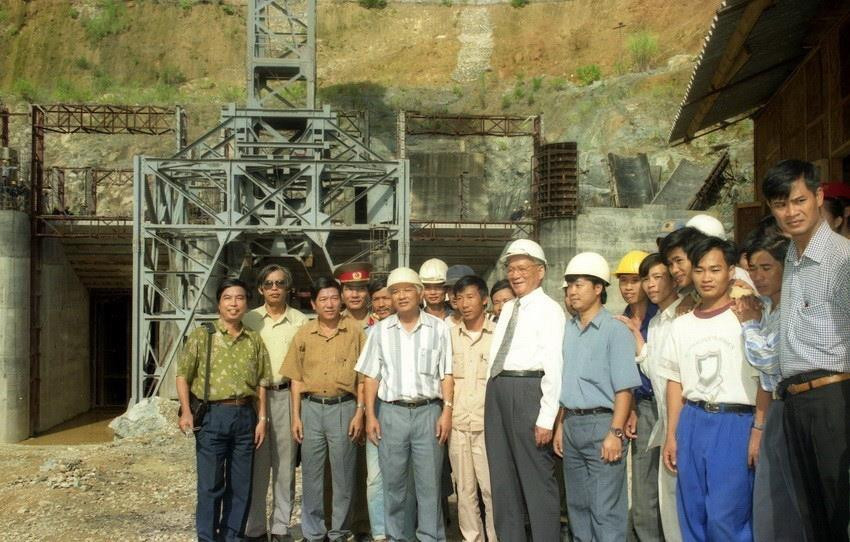 Chủ tịch nước Lê Đức Anh thăm công trình thủy điện Yaly (Gia Lai), ngày 26/9/1996. (Ảnh: Cao Phong/TTXVN)