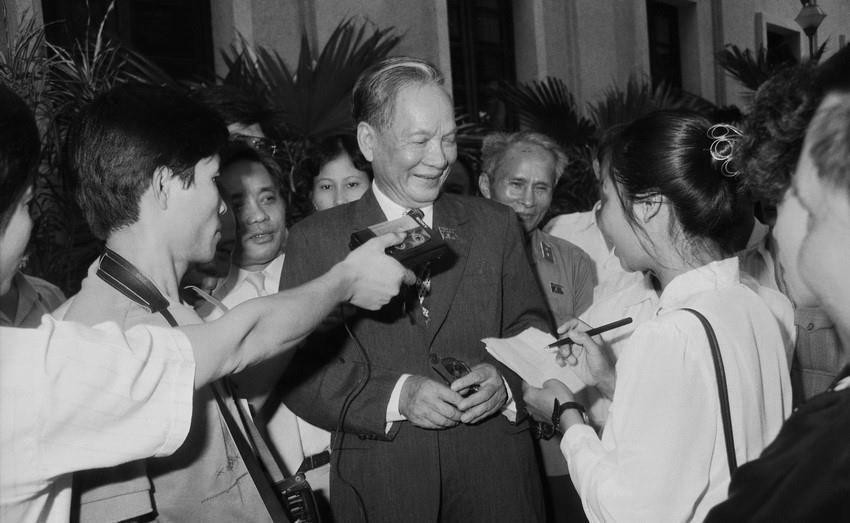 Chủ tịch nước Lê Đức Anh trả lời phỏng vấn báo chí tại Kỳ họp thứ nhất, Quốc hội khóa IX, ngày 23/9/1992. (Ảnh: Xuân Tuân/TTXVN)