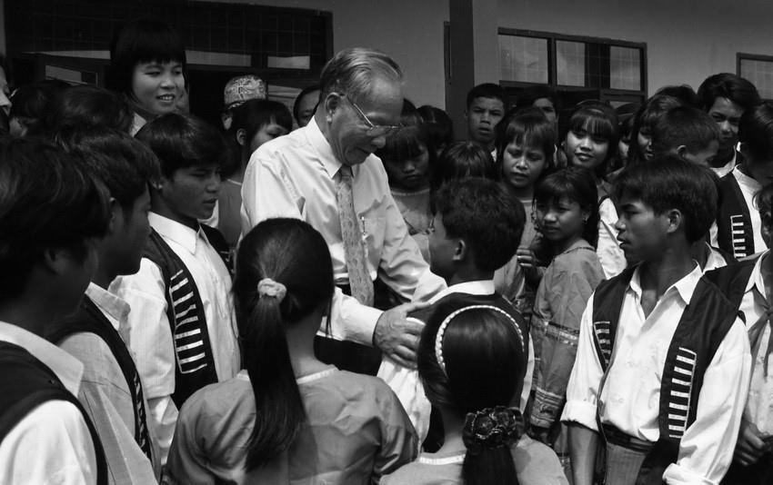 Chủ tịch nước Lê Đức Anh với học sinh trường PTTH huyện Ngọc Hồi (Kon Tum), ngày 25/9/1996. (Ảnh: Cao Phong/TTXVN)