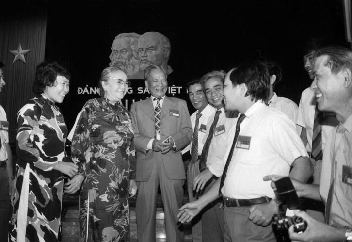 Chủ tịch nước Lê Đức Anh và Phó Chủ tịch Hội đồng Nhà nước Nguyễn Thị Định gặp gỡ các đại biểu dự Đại hội VII Đảng Cộng sản Việt Nam, ngày 24/6/1991, tại Hà Nội. (Ảnh: Minh Điền/TTXVN)