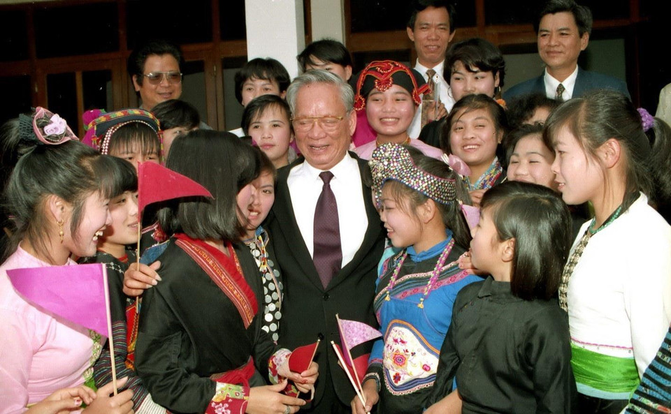 Chủ tịch nước Lê Đức Anh thăm thầy cô giáo và học sinh Trường Phổ thông dân tộc vùng cao Lai Châu, tháng 3/1996. (Ảnh: Cao Phong/TTXVN)