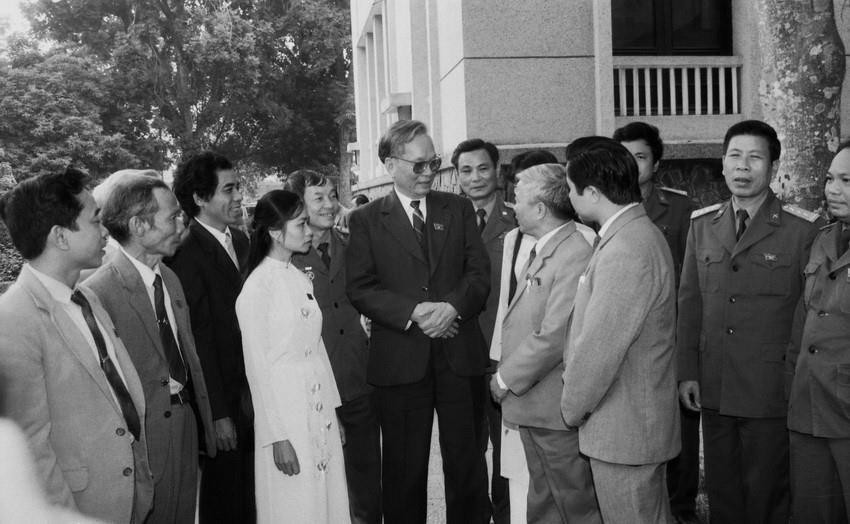 Trong ảnh: Chủ tịch nước Lê Đức Anh với các đại biểu dự Kỳ họp thứ hai, Quốc hội khóa IX tại Hà Nội, tháng 12/1992. (Ảnh: Xuân Lâm/TTXVN)