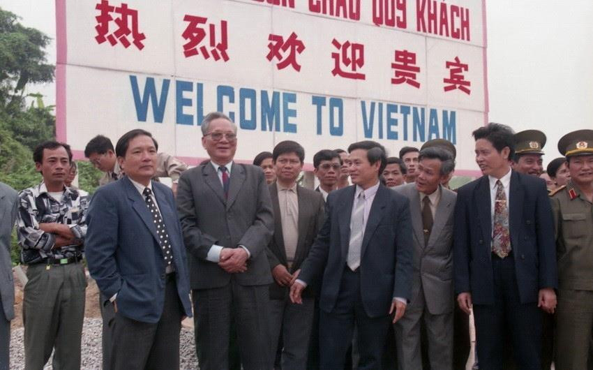 Chủ tịch nước Lê Đức Anh thăm cửa khẩu Bắc Luân, huyện Móng Cái (Quảng Ninh), ngày 16/4/1994. (Ảnh: Cao Phong/TTXVN)