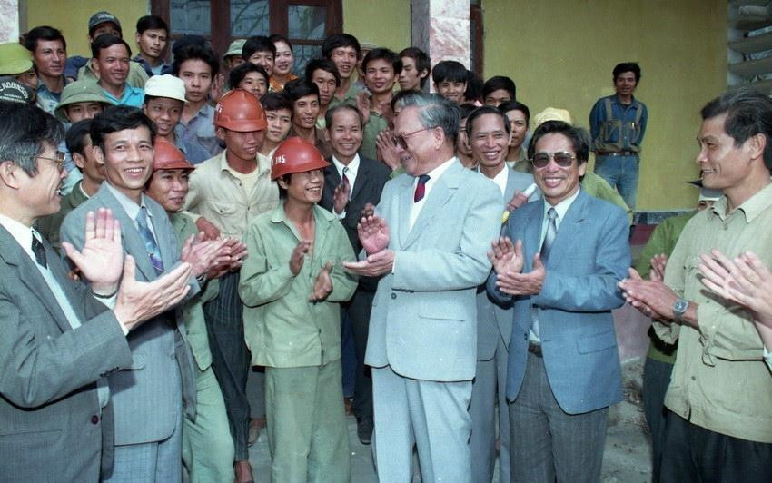 Chủ tịch nước Lê Đức Anh với cán bộ, công nhân Nhà máy Xi măng Hải Dương (Ninh Bình), ngày 6/2/1994. (Ảnh: Cao Phong/TTXVN)