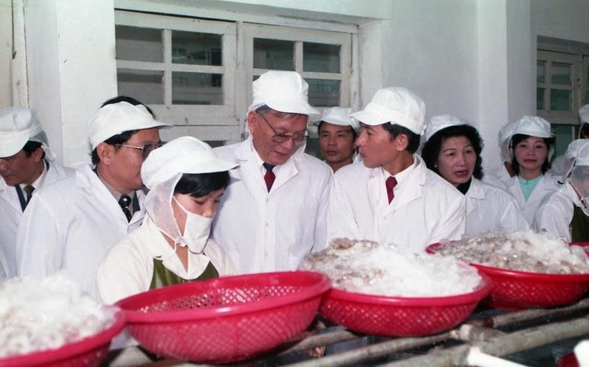 Chủ tịch nước Lê Đức Anh thăm Xí nghiệp Thủy sản 2, huyện Yên Hưng (Quảng Ninh), ngày 15/4/1994. (Ảnh: Cao Phong/TTXVN)
