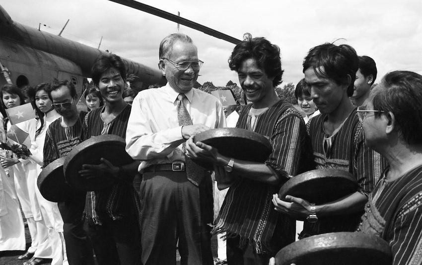 Chủ tịch nước Lê Đức Anh với đồng bào dân tộc ở Buôn Đôn (Đắk Lắk), ngày 28/9/1996. (Ảnh: Cao Phong/TTXVN)