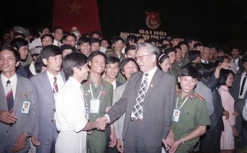 Chủ tịch nước Lê Đức Anh với các đại biểu dự Đại hội Đoàn Thanh niên Cộng sản Hồ Chí Minh lần thứ VI, tháng 10/1992, tại Hà Nội. (Ảnh: Cao Phong/TTXVN)