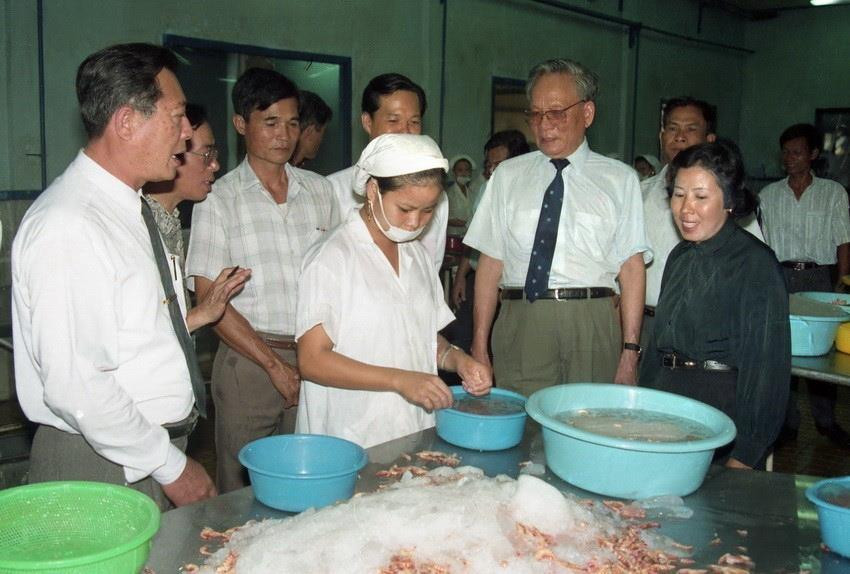 Chủ tịch nước Lê Đức Anh thăm Công ty Chế biến Thủy sản xuất khẩu Kiên Giang, ngày 5/5/1993. (Ảnh: Cao Phong/TTXVN)