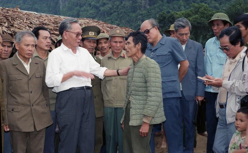 Chủ tịch nước Lê Đức Anh thăm hỏi các gia đình bị thiệt hại do trận lũ quét đêm mồng 7, rạng sáng 8/10/1992 tại xã Trường Sơn, huyện Quảng Ninh, tỉnh Quảng Bình. (Ảnh: Cao Phong/TTXVN)
