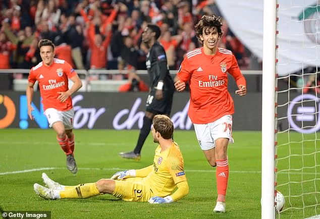 ...khi lâp được cú hat-trick cho Benfica.