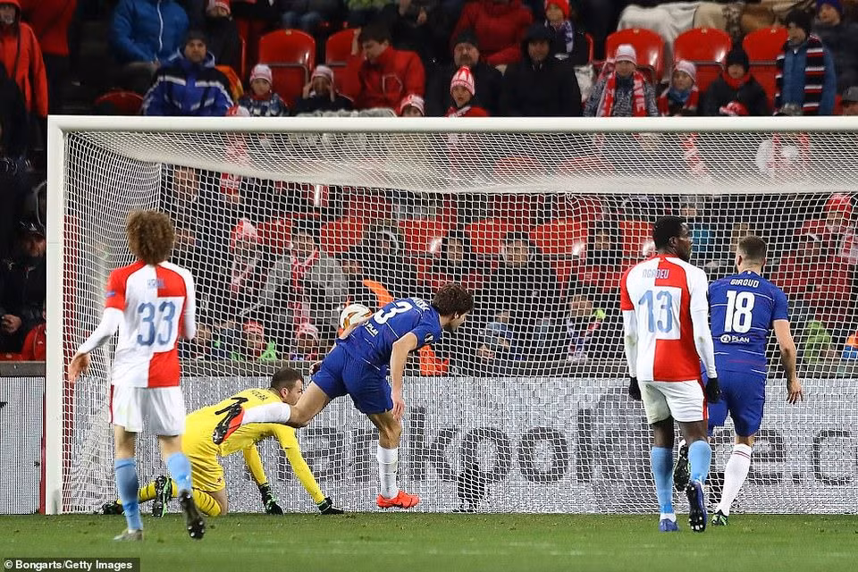 ...nhờ pha lập công của Marcos Alonso ở cuối trận.