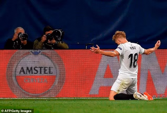 ...và Daniel Wass.