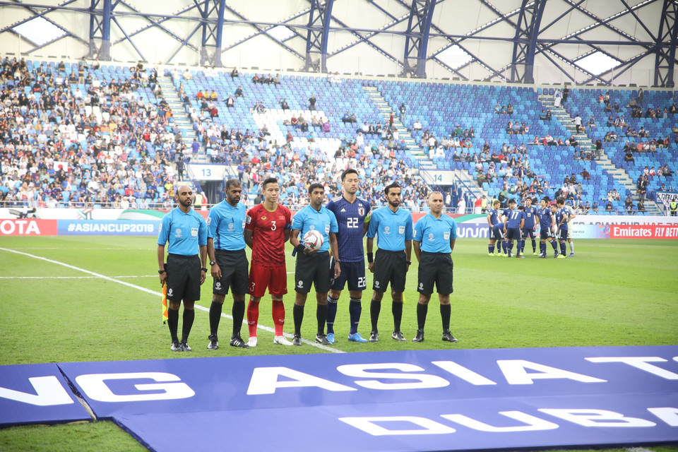 Đội trưởng hai đội chụp ảnh cùng tổ trọng tài. (Ảnh: Hoàng Linh/TTXVN)