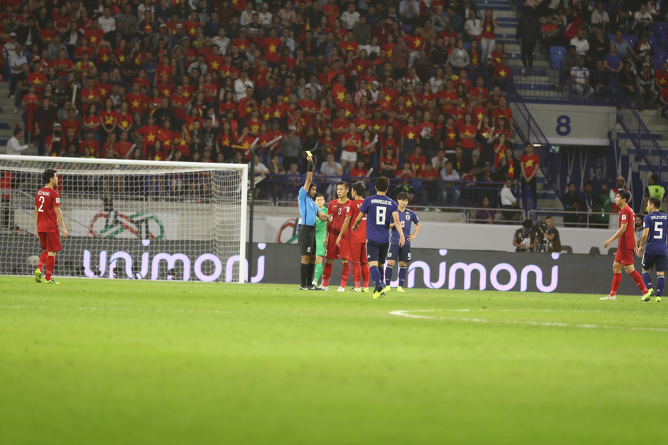 VAR lần thứ 2 được sử dụng nhưng lần này Việt Nam bị phạt penalty và Jitsu Doan đã tận dụng rất tốt để ghi bàn thắng duy nhất của trận đấu. (Ảnh: Hoàng Linh/TTXVN)