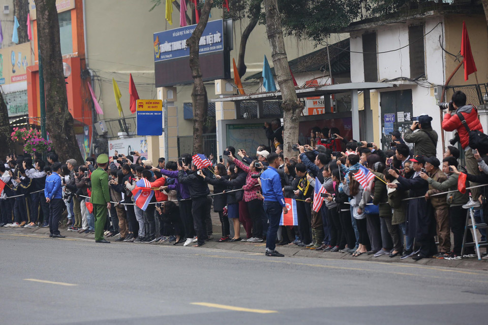 Người dân Hà Nội chào đón Chủ tịch Triều Tiên Kim Jong-un. (Ảnh: Minh Sơn/Vietnam+)