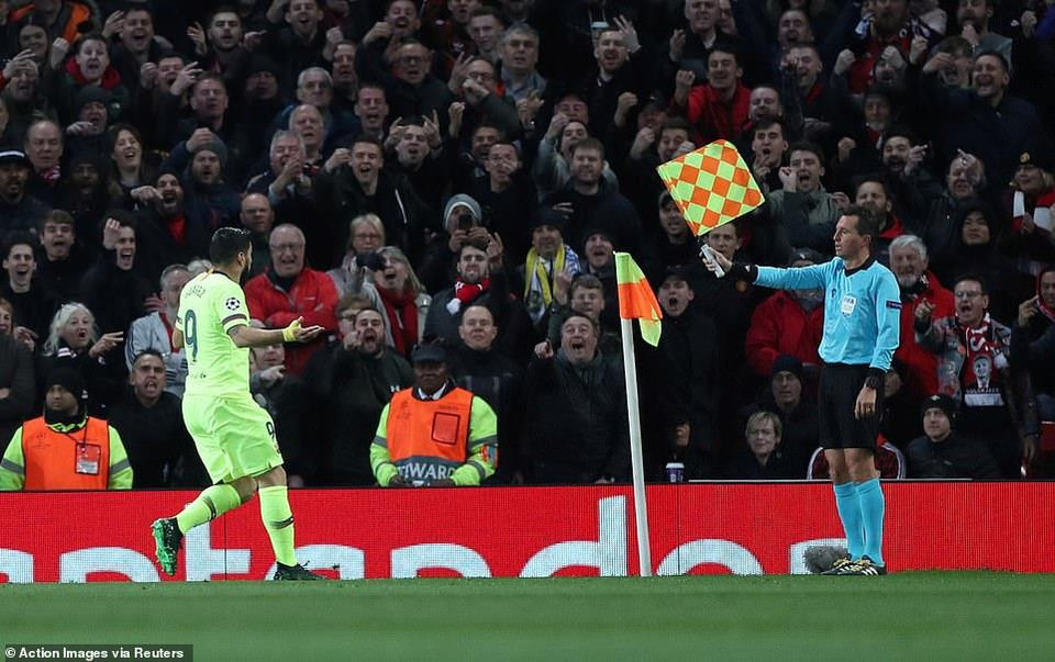 Ban đầu bàn thắng không được công nhận khi trọng tài biên cho rằng Suarez đã ở thế việt vị khi đánh đầu.