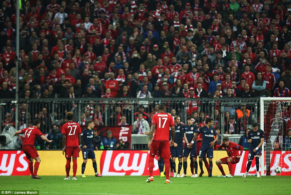 Phút 31, Xabi Alonso đã đưa Bayern vượt lên dẫn trước 1-0 từ chấm đá phạt.