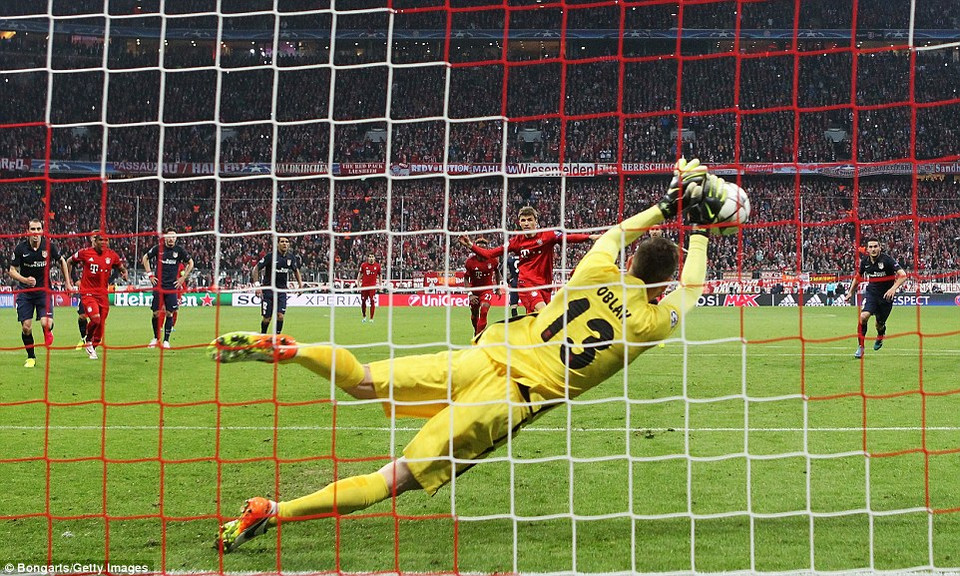 Phút 34, Bayern có cơ hội nâng tỷ số nhưng Mueller lại không thể đánh bại Oblak từ chấm 11m.