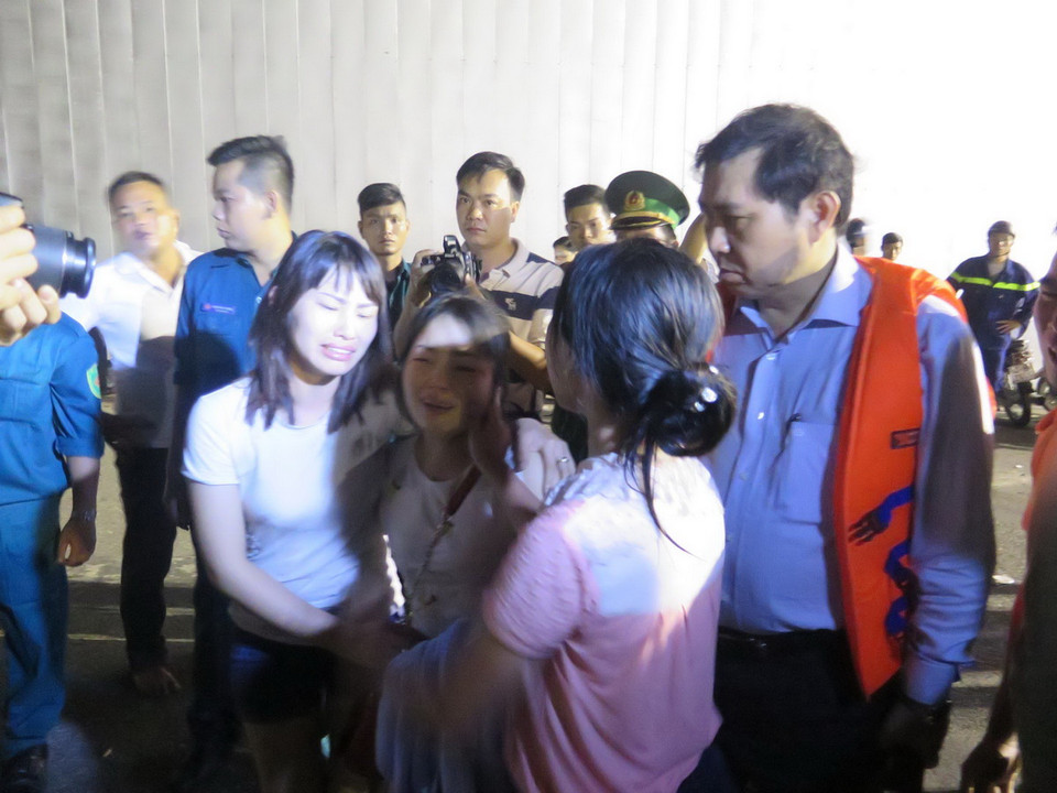 Người nhà những nạn nhân đang móng ngóng chờ tin người thân. (Ảnh: Văn Sơn/TTXVN) 