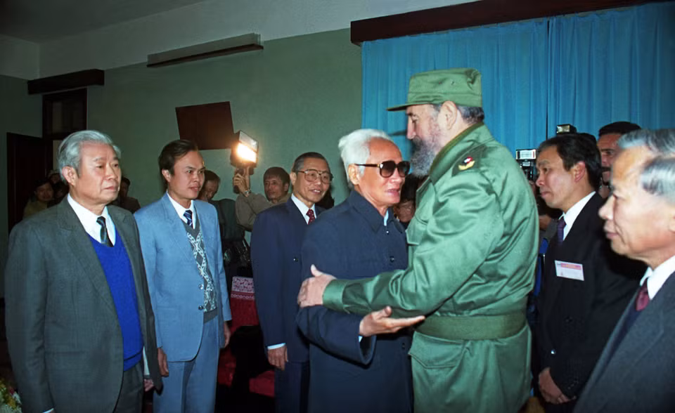  Lãnh tụ Cuba Fidel Castro Ruz tới chào cố vấn Ban chấp hành Trung ương Đảng Phạm Văn Đồng nhân dịp sang thăm hữu nghị chính thức Việt Nam từ ngày mùng 8 đến 12/12/1995 (Ảnh tư liệu). (Ảnh: Minh Điền/TTXVN)