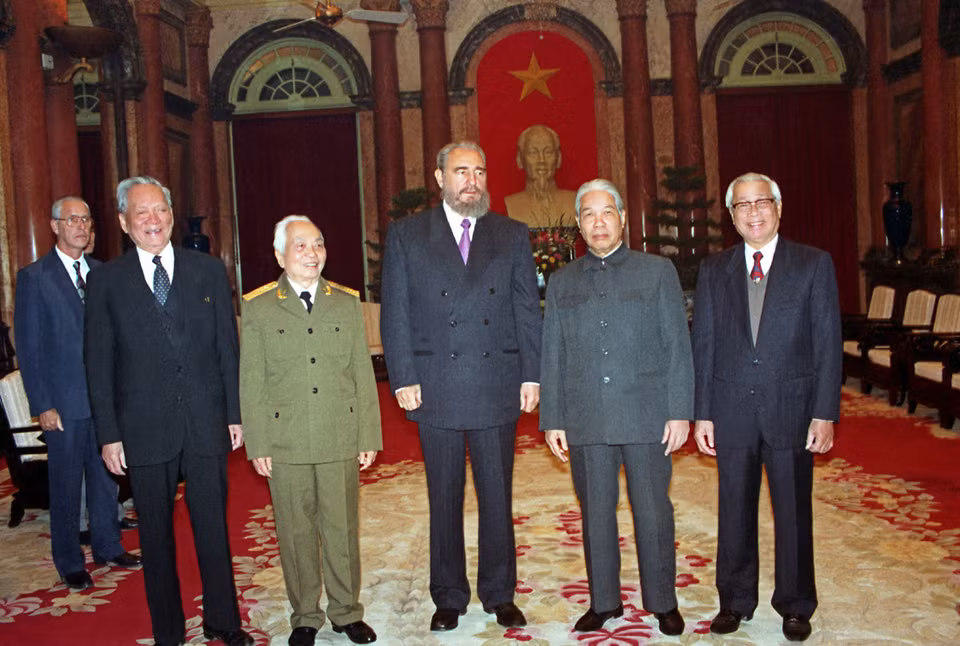 Lãnh tụ Cuba Fidel Castro với Tổng Bí thư Đỗ Mười, Chủ tịch nước Lê Đức Anh, Thủ tướng Võ Văn Kiệt và Đại tướng Võ Nguyên Giáp tại Phủ tịch tối 8/12/1995. (Ảnh: Minh Điền/TTXVN)