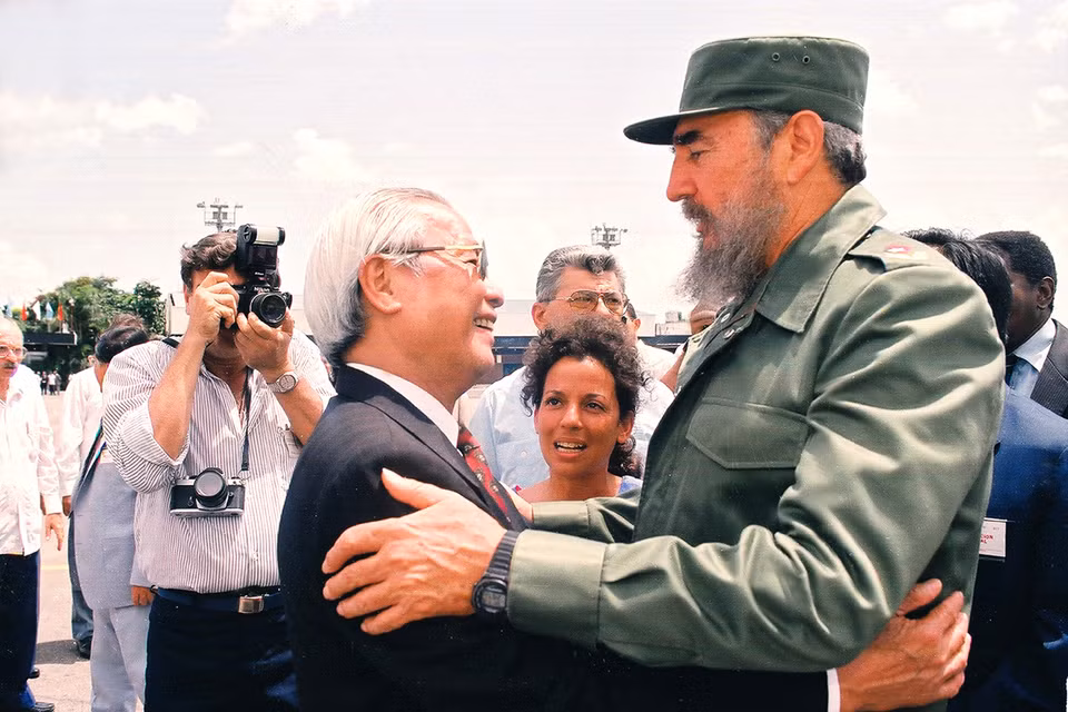 Lãnh tụ Fidel Castro đón Thủ tướng Võ Văn Kiệt tại La Habana (Ngày 10/7/1993). (Ảnh: Minh Đạo/TTXVN)