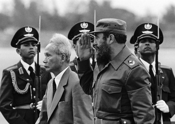 Ông Fidel và Thủ tướng Phạm Văn Đồng duyệt đội danh dự Cuba tại Havana vào năm 1979.