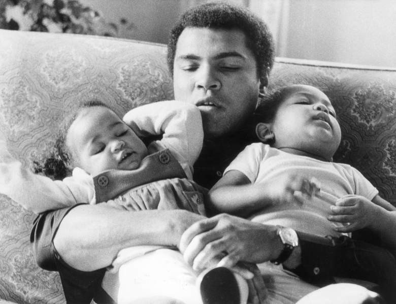 Muhammad Ali cùng hai cô con gái là Laila (trái) và Hana vào năm 1978.