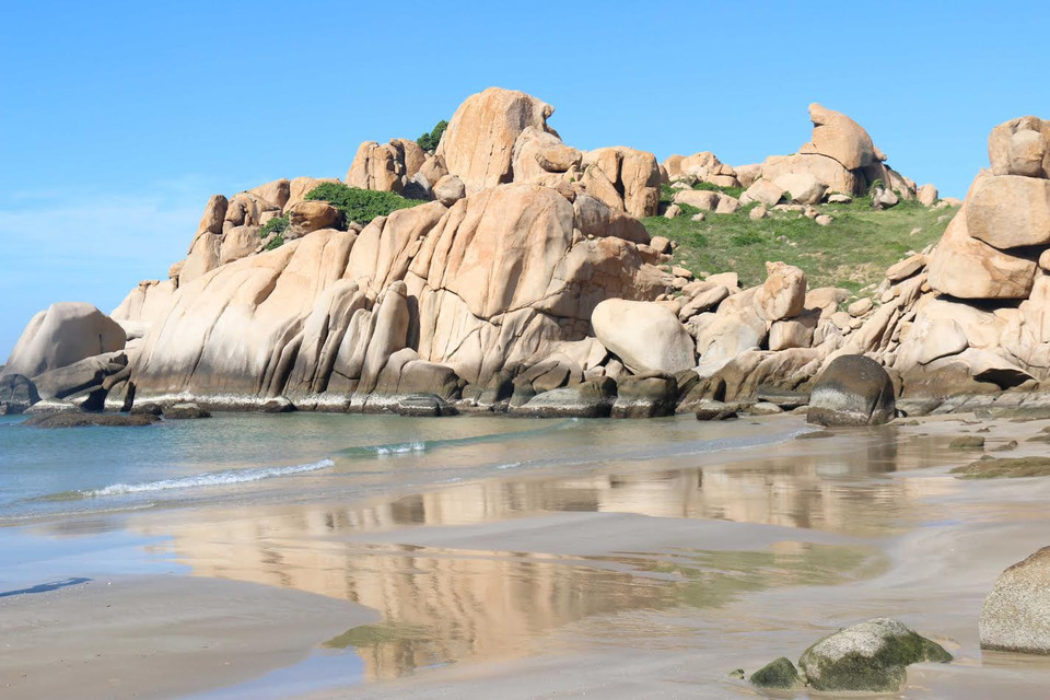 Bãi Tiên, một trong những điểm đến hoang sơ và đẹp của đảo Hòn Cau. (Ảnh: Nguyễn Thanh/Vietnam+)