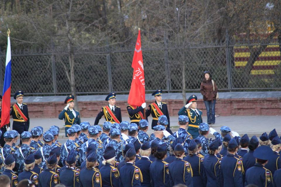 Theo thông lệ, lễ duyệt binh, diễu binh diễu hành kỷ niệm ngày Chiến thắng 9/5 được bắt đầu bằng lễ rước lá cờ Chiến thắng của quân đội Nga. (Ảnh: Trần Hiếu/Vietnam+)