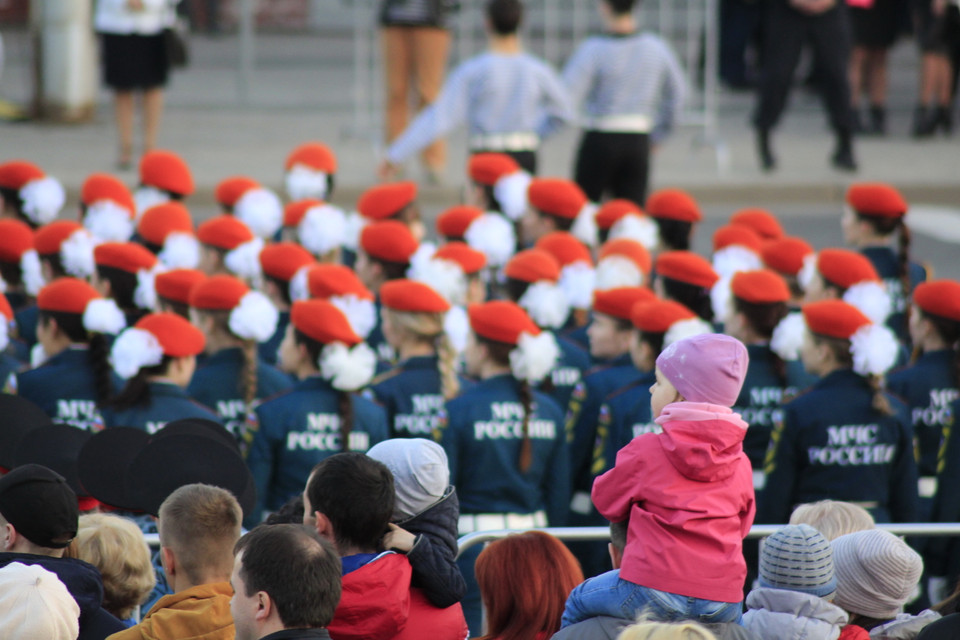 Đông đảo người dân địa phương đến xem các lực lượng tham gia diễu binh tập rượt. (Ảnh: Trần Hiếu/Vietnam+)