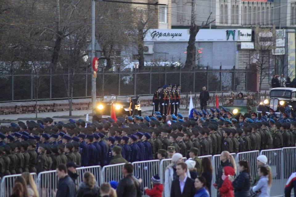 Dù trời đã tối các đội diễu binh vẫn tích cực tập dượt nhuần nhuyễn cho thành công của ngày lễ. (Ảnh: Trần Hiếu/Vietnam+)