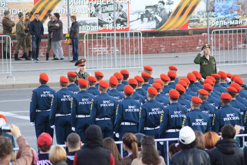 Chỉ huy diễu binh chào các khối tham gia diễu binh. (Ảnh: Trần Hiếu/Vietnam+)