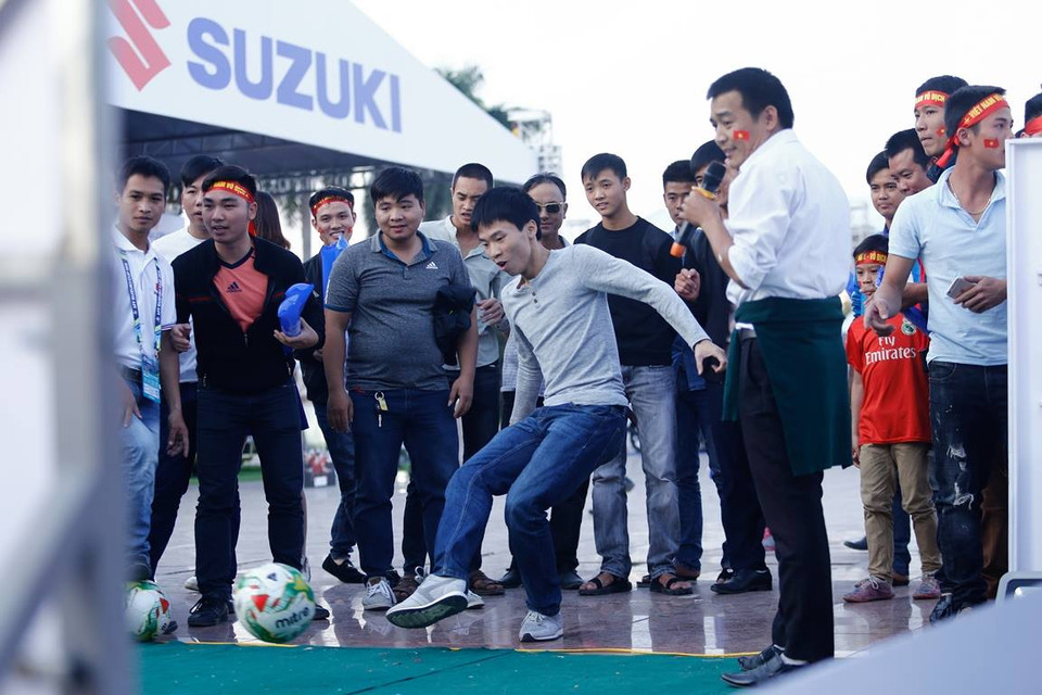 Các cổ động viên tham gia trò chơi trước trận đấu. (Ảnh: Minh Chiến/Vietnam+)