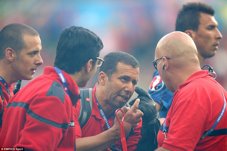 Một nhân viên cho rằng anh đã bị pháo sáng bắn vào mặt​.