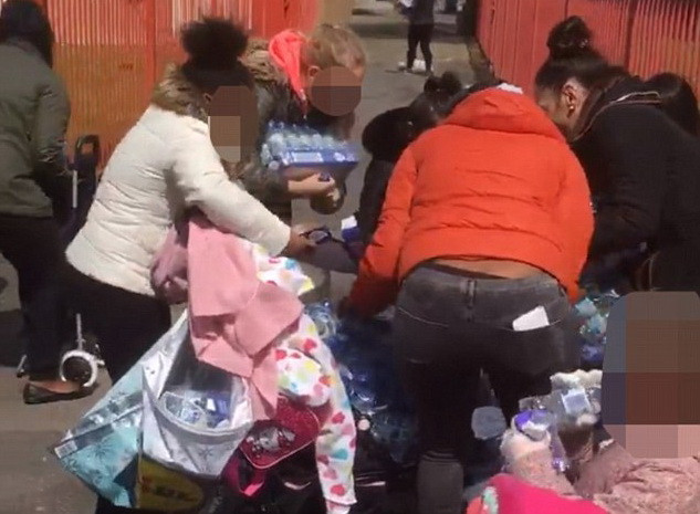 Những hình ảnh phản cảm này đã được ghi lại rất rõ. (Nguồn: Daily Mail)