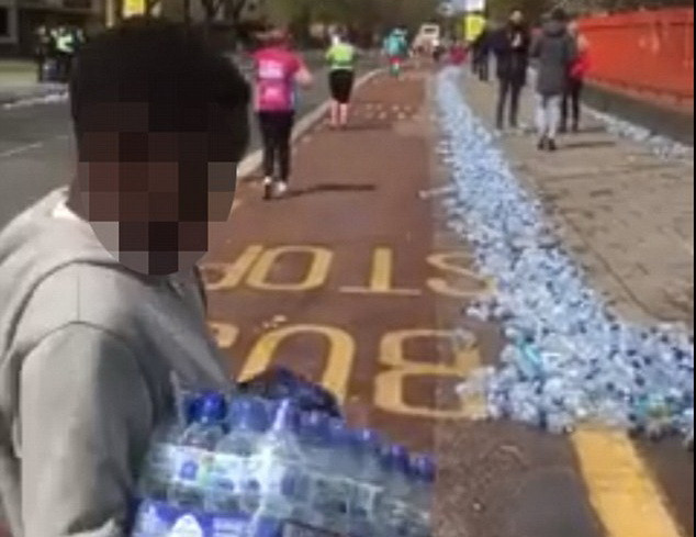 Một người đàn ông không hề ngại ngùng dù trước mặt anh là những vận động viên marathon. (Nguồn: Daily Mail)