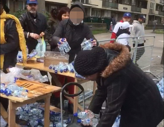 Người dân hôi nước của vận động viên marathon ngay trên đường phố London. (Nguồn: Daily Mail)