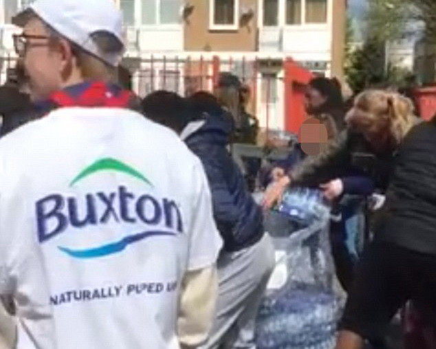 Cảnh tượng hỗn loạn xảy ra ngay trên đường phố. (Nguồn: Daily Mail)