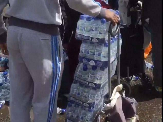 Thậm chí, một người đàn ông còn mang cả xe kéo để lấy nước về. (Nguồn: Daily Mail)