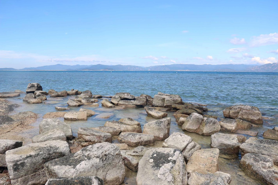  Những bãi đá ven bờ biển Hòn Cau. (Ảnh: Nguyễn Thanh/Vietnam+)