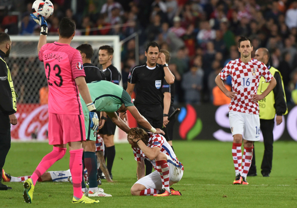 Nỗi buồn của Modric và đồng đội bên phía Croatia.